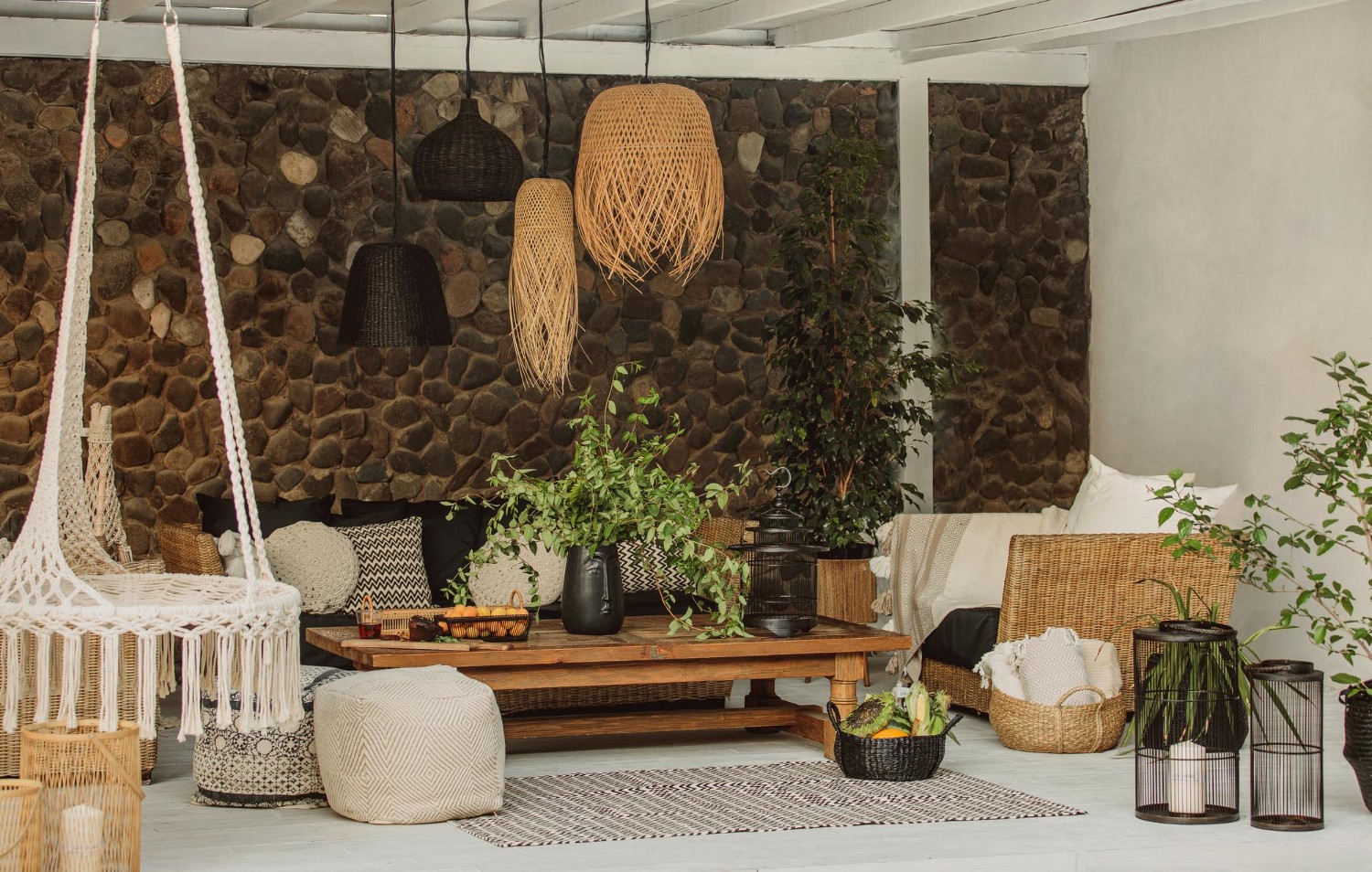 Jak urządzić salon w stylu boho – praktyczne wskazówki