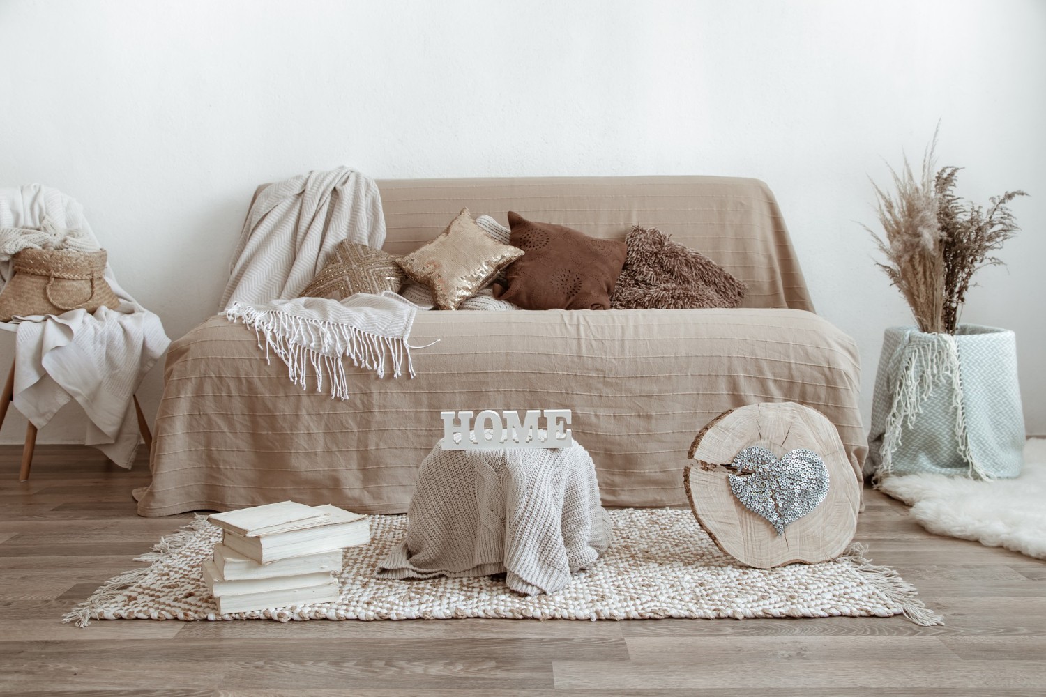 Salon w stylu scandi boho – jak dobrać meble, kolory i dodatki?